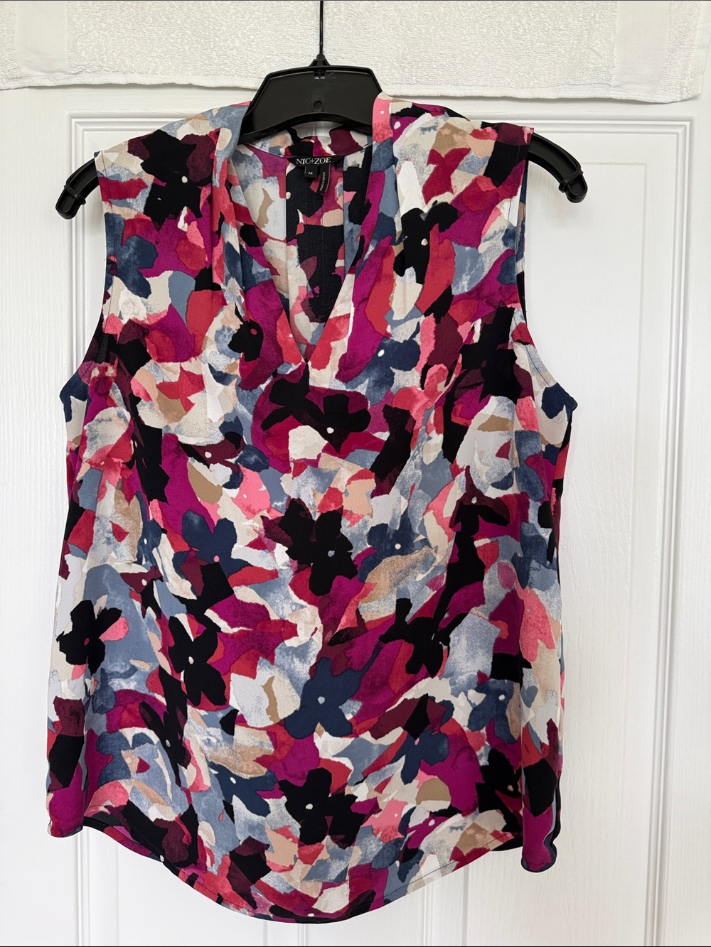 NIC+ZOE Sleeveless V-Neck Camisole in Fuchsia Multi Floral Size Medium